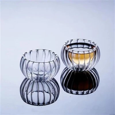 Szklany kubek z podwójną ścianką w paski